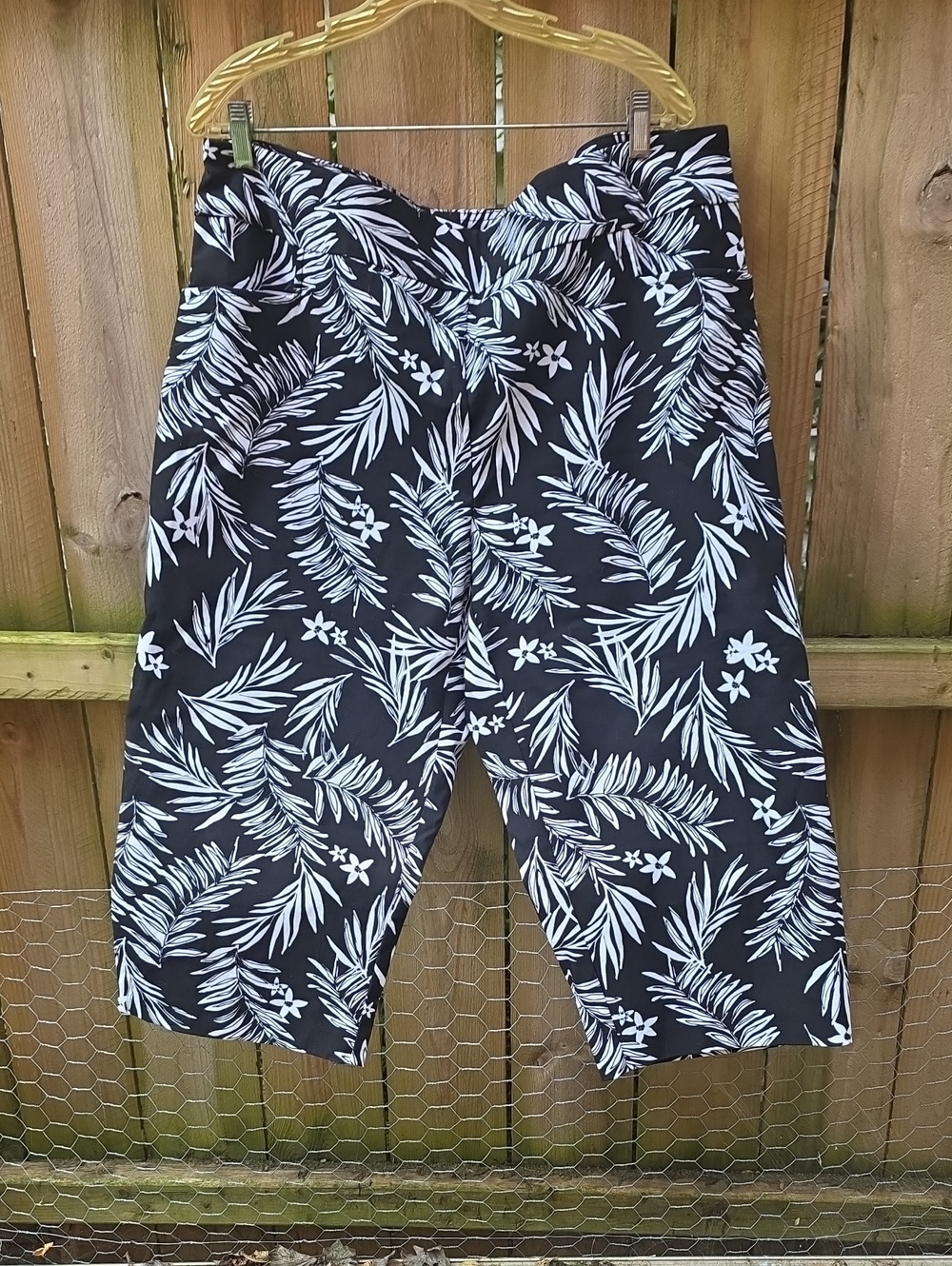 Terra & Sky Black Capris with White Leaf Print
